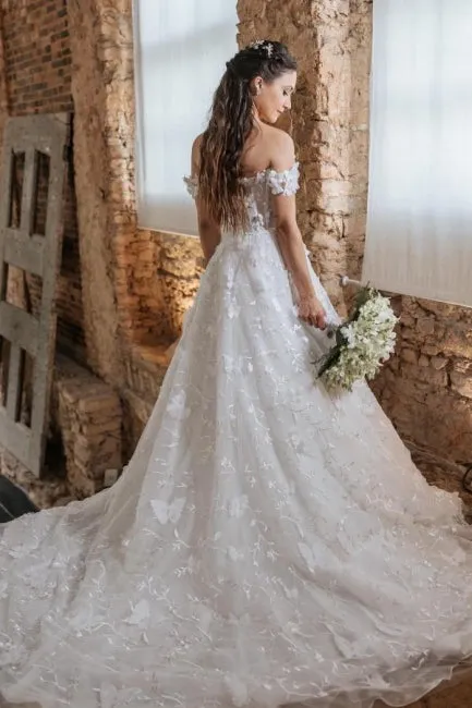 Vintage A-Line Lace Off-The-Shoulder Sleeveless White Wedding Dresses With Appliques